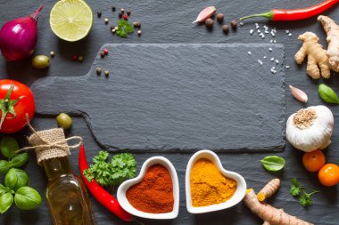 Aşçılık geçmişi. Sebzeler, otlar ve baharatlar siyah sayfada.