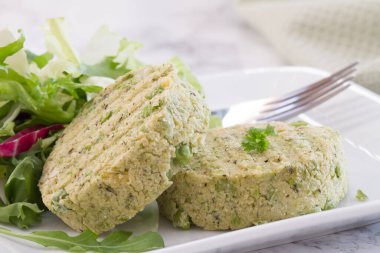 Vejetaryen yeşil bezelye burgeri ve taze karışık salata. 