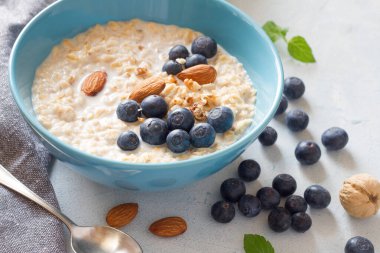 Taze çilek ve fındıklı yulaf ezmesi