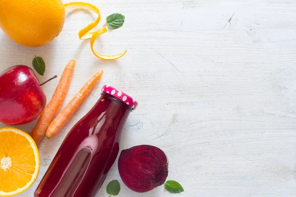 新榨果汁在玻璃瓶中 配上蔬菜和水果的清淡底色 — 图库照片
