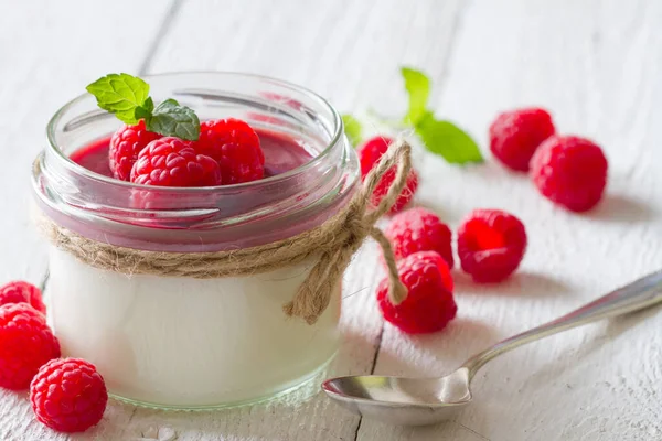 Deliciosa Sobremesa Panna Cotta Com Molho Framboesa Framboesas Frescas Hortelã — Fotografia de Stock