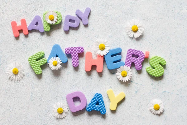 Píšu Šťastný Den Otců Skladba Dni Otců Barevnými Písmeny Sedmikráskami — Stock fotografie