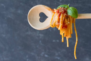 Kaşıklı spagetti, koyu arkaplan, İtalyan yemeklerine bayılırım.