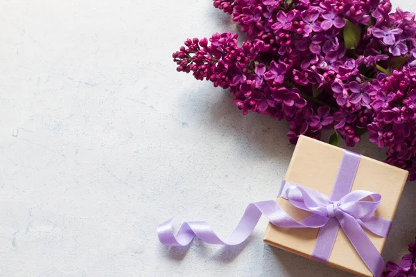 Caja Regalo Con Cinta Lila Flores Lilas Sobre Fondo Claro —  Fotos de Stock