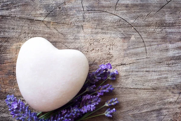 Sten Hjärta Med Lavendel Trä Bakgrund — Stockfoto