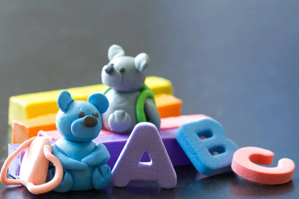 Plasticine Teddy Bear Letters Kembali Konsep Sekolah — Stok Foto