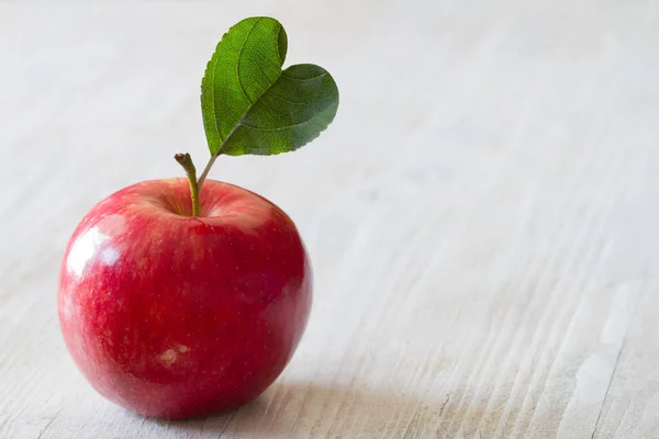 Roter Apfel Mit Herzförmigem Blatt Auf Hellem Hintergrund — Stockfoto