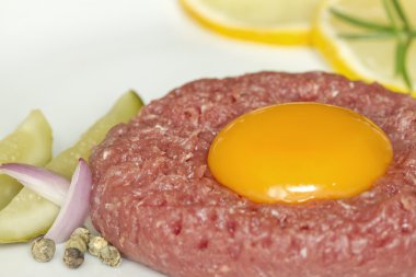 sığır eti çiğ çiğ yumurta sarısı soğan ve salatalık ile