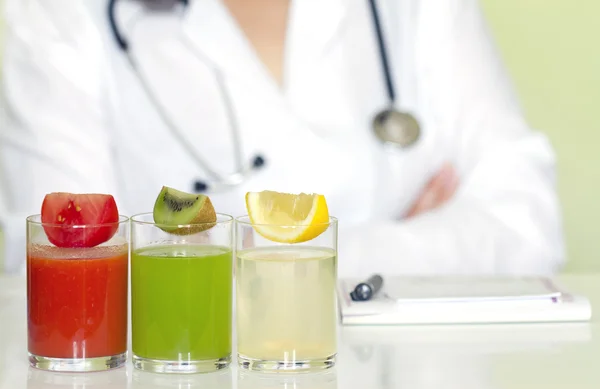 Médico nutricionista no escritório com conceito de dieta de frutas saudáveis — Fotografia de Stock