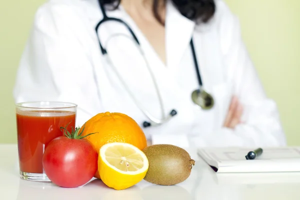 Arzt Ernährungsberater im Amt mit gesundem Obst-Diätkonzept — Stockfoto