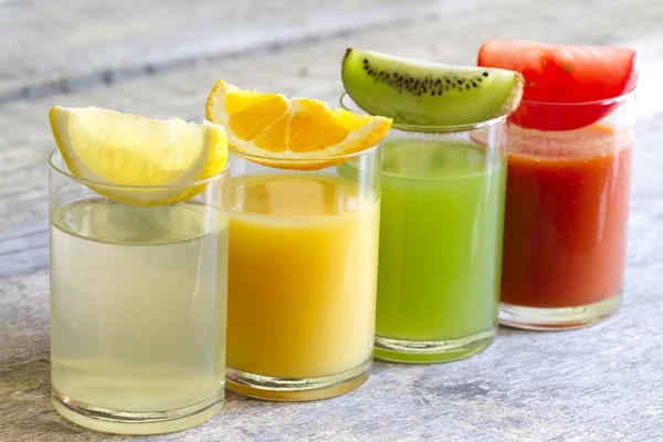 Meyve ve sebze dilimleri ile bardak taze meyve suyu — Stok fotoğraf