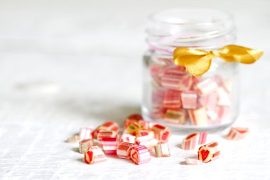 karışık renkli candy lolipop beyaz tahtalar üzerinde