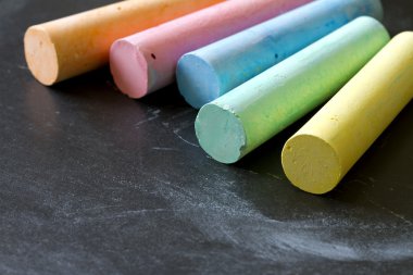 yazı tahtası üzerinde renkli tebeşir