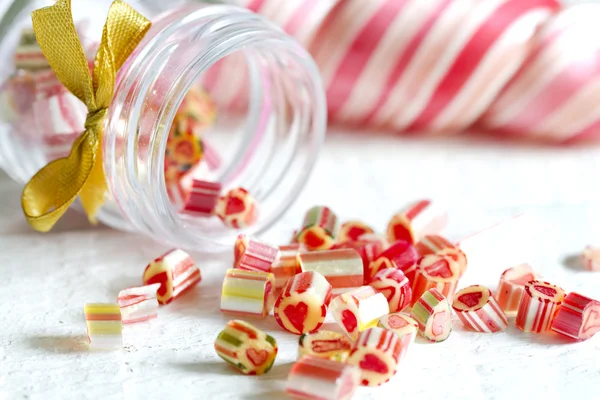 Caramelle colorate miste lecca-lecca su tavole bianche — Foto Stock