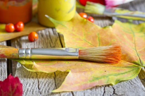 Farben des Herbstes abstrakt mit Pinsel und Blättern — Stockfoto