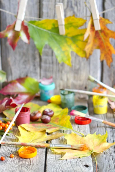 Colori dell'autunno astratti con pennello e foglie — Foto Stock