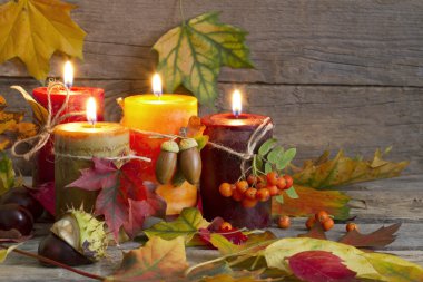 sonbahar yaprakları vintage mumlarla natürmort gecede soyut.