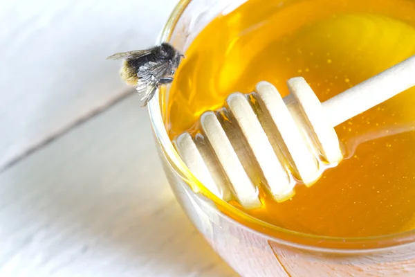 Pot de miel gros plan sur planches blanches — Photo