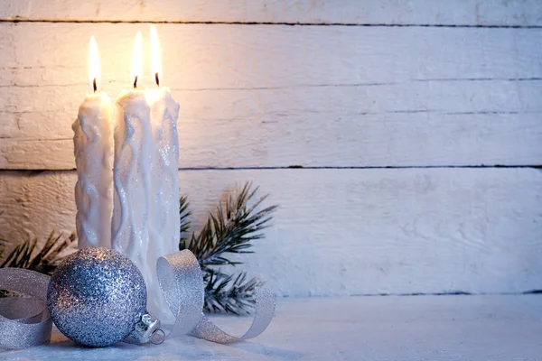 Velas de Navidad sobre fondo de pizarras blancas vintage — Foto de Stock