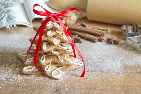 Árbol de jengibre de Navidad en tablero vintage —  Fotos de Stock