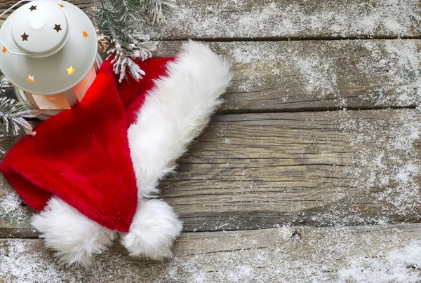 Antika ahşap Komiteler Noel arka plan üzerinde Santa claus şapka — Stok fotoğraf