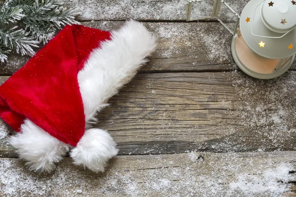 Chapéu de Papai Noel em placas de madeira vintage fundo de natal — Fotografia de Stock