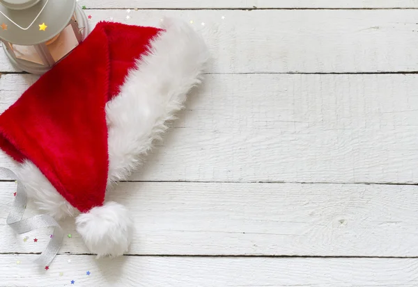 Jultomten hatt på vita träskivor jul bakgrund — Stockfoto