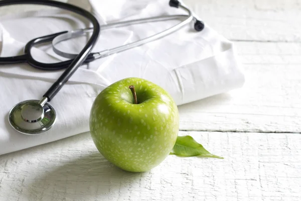 Medicina alternativa mela e stetoscopio concetto — Foto Stock