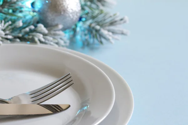 Mesa de Navidad con cubiertos y vajilla fondo abstracto — Foto de Stock