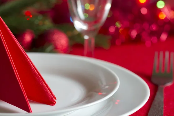 Mesa de Navidad con cubiertos y vajilla fondo abstracto —  Fotos de Stock