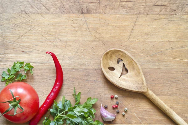 Trä köksredskap på cutting board abstrakt mat bakgrund — Stockfoto