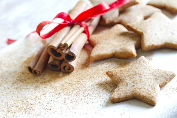 Noel kurabiyesi pişirme, zencefilli kurabiye yemek. — Stok fotoğraf