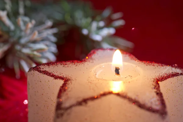 Weihnachtskerze Stern in roter Nahaufnahme — Stockfoto