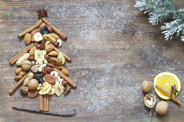 Árbol de Navidad con frutos secos y frutos secos fondo abstracto — Foto de Stock