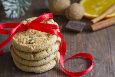 Kırmızı kurdele closeup ile Noel tatlılar