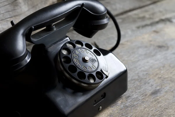 Oude retro telefoon op vintage boards — Stockfoto