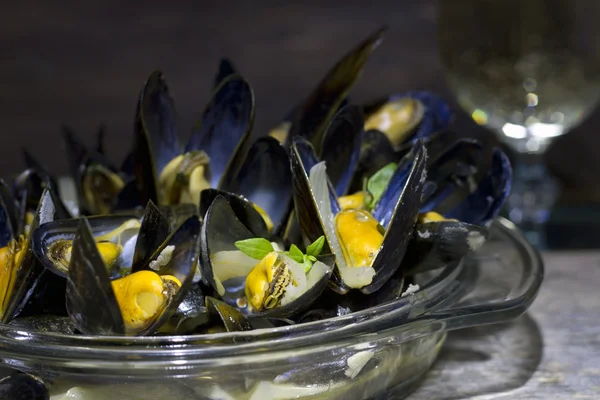 Mussels with glass of white wine and thyme in the dark — Stock Photo, Image