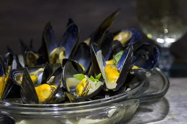 Mejillones con copa de vino blanco y tomillo en la oscuridad — Foto de Stock