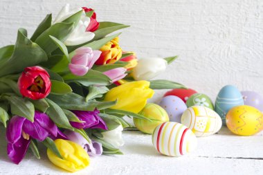 Paskalya yumurtaları ve Lale ahşap tahta üzerinde