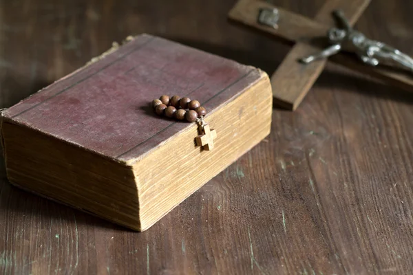 Cruz e bíblia conceito de religião abstrata — Fotografia de Stock