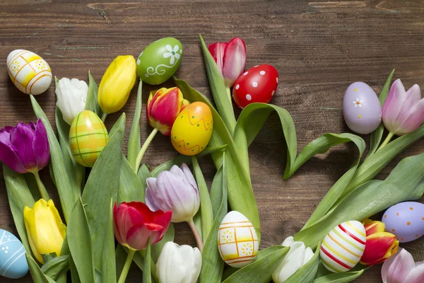 Tulipanes de Pascua con forma de corazón y huevos concepto abstracto — Foto de Stock