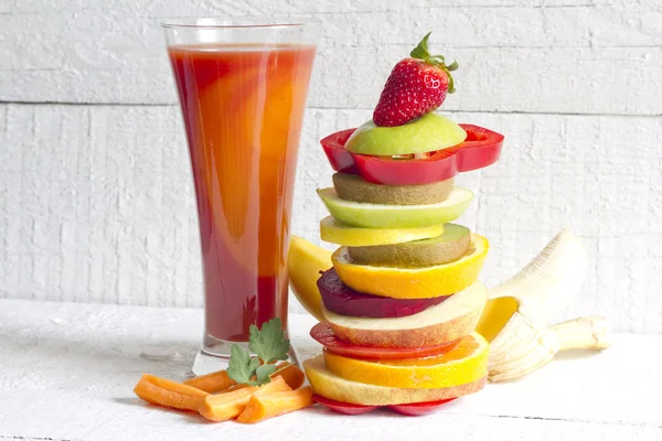 Jugo de primavera fresco y un montón de frutas y verduras en rodajas —  Fotos de Stock