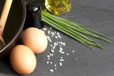 Yumurta tuz ve Frenk soğanı ile mutfakta masada