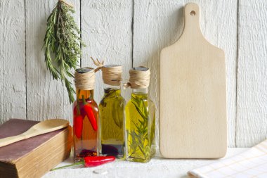 Arka plan kavramı eski boş kesme tahtası ve baharatlar