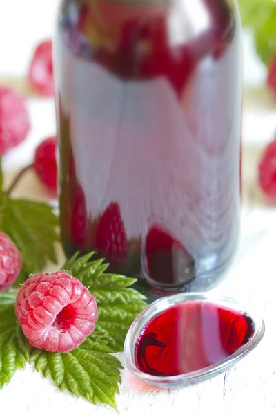 Raspberry siroop op lepel alternatieve geneeskunde concept — Stockfoto