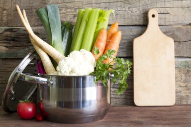 Vintage kurullarında kavramı pişirme tencerede taze sebze