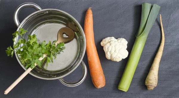 Rauwe groenten pot en lepel liefde koken concept — Stockfoto