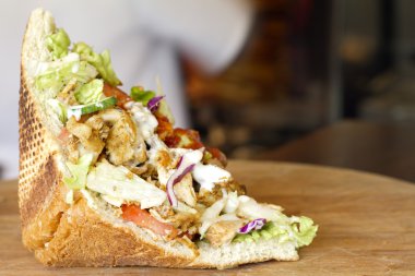 Ekmek restoranda kebap ızgara et