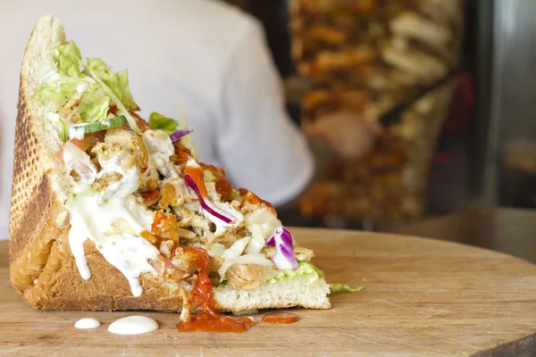 Kebab grillet kød i brød i restaurant - Stock-foto