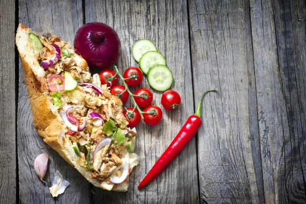 Dönerspieß auf alten Holzbrettern mit Gewürzen — Stockfoto